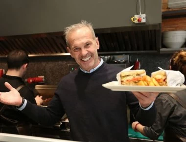 «Λουκέτο»στο σαντουιτσάδικο του Πέτρου Κωστόπουλου - Εικόνες εγκατάλειψης (βίντεο)